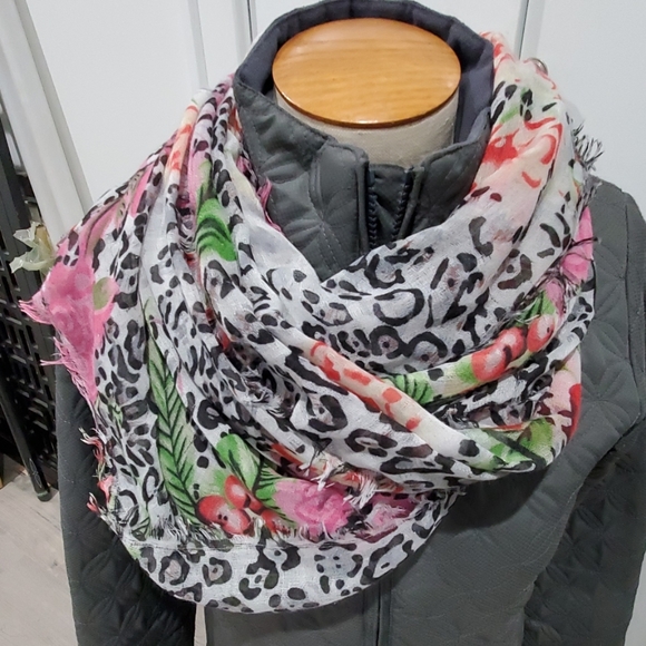 Women Lightweight Print Floral Pattern Scarf - Picture 2 of 4